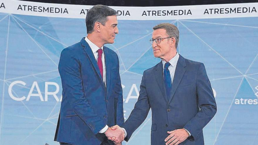 Pedro Sánchez y Alberto Núñez Feijóo se dan la mano.