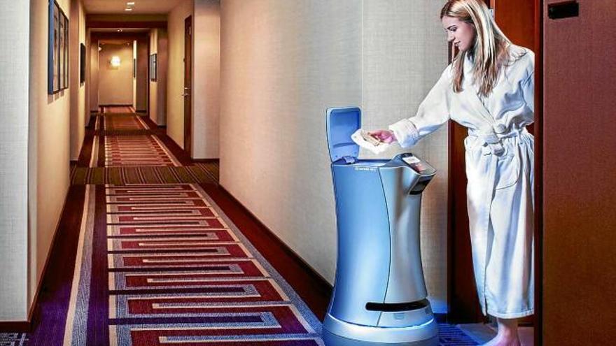 El robot permet portar menjar i tovalloles a les habitacions amb gran rapidesa