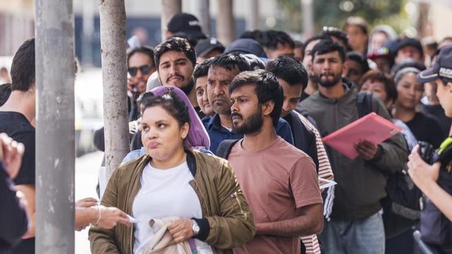 Cues de persones immigrants per tramitar la regularització, a la seu de l’Ajuntament de Barcelona. | MARC ASENSIO CLUPÉS