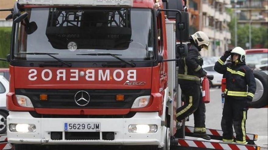 Dos bomberos bajan de un vehículo en una intervención en Córdoba.