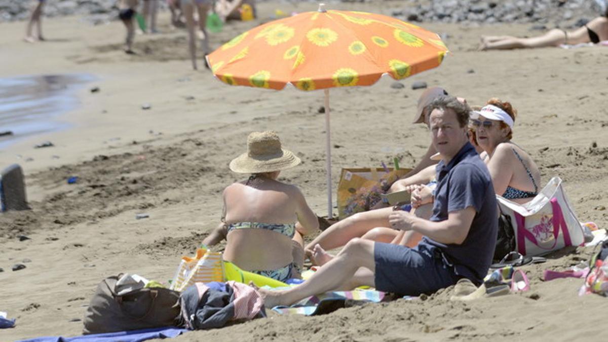 David Cameron, en la playa de La Garita, en Arrieta (Lanzarote), el miércoles.