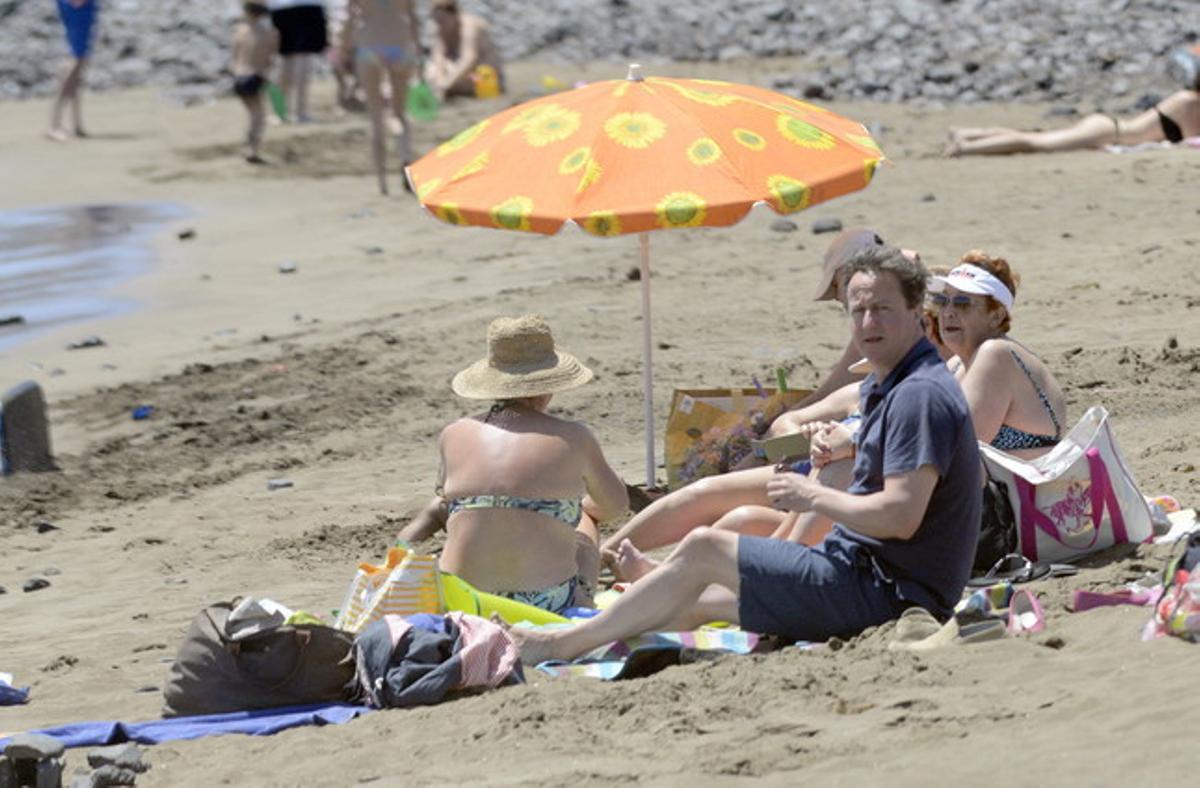David Cameron, a la platja de La Garita, a Arrieta (Lanzarote), dimecres. David Cameron, a la platja de La Garita, a Arrieta (Lanzarote), dimecres.