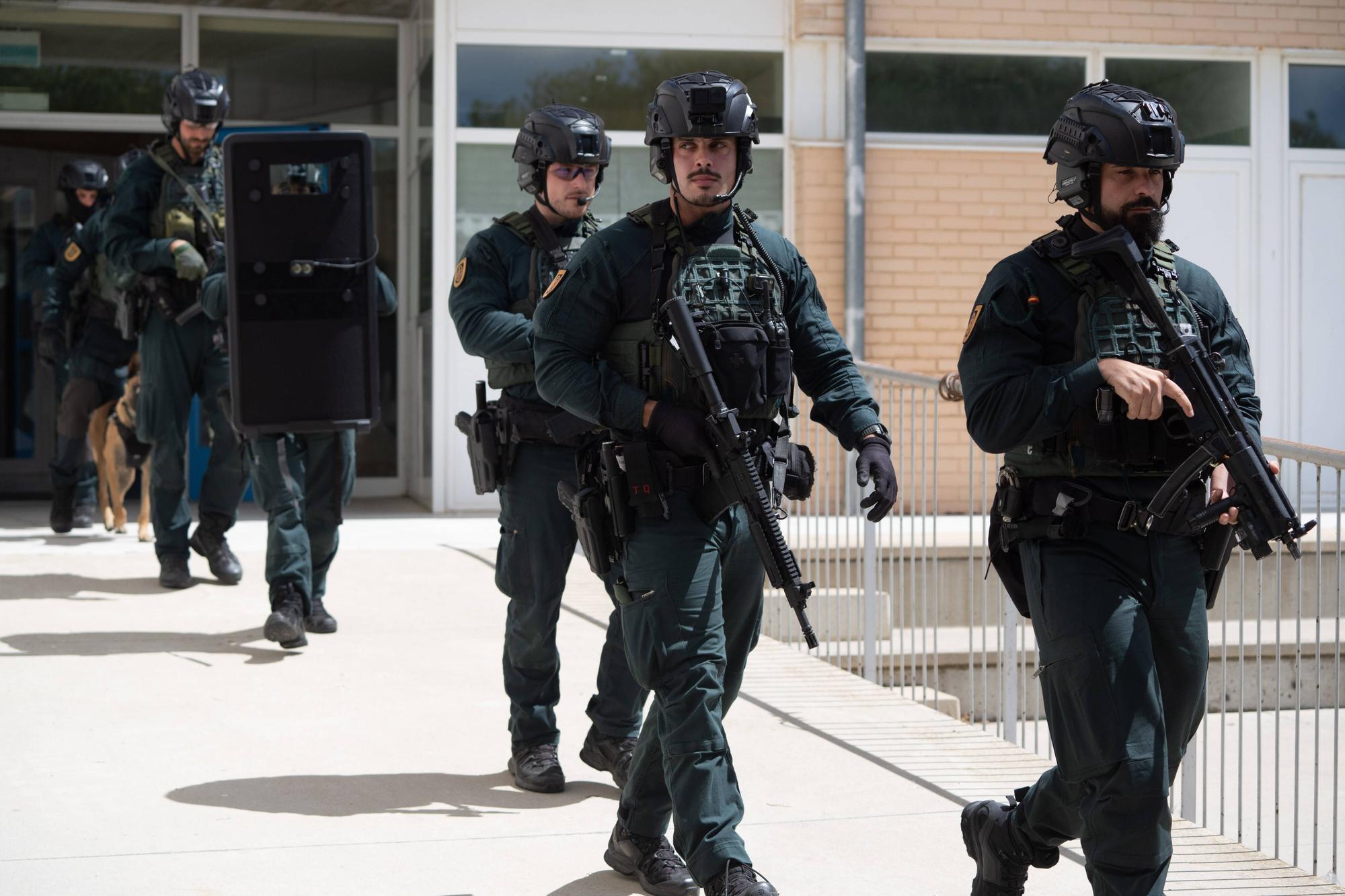 GALERÍA | El impresionante simulacro de atentado terrorista en el colegio de Coreses (Zamora)