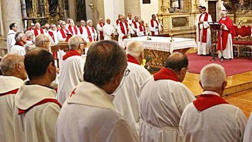 El obispo preside la inauguración de curso sacerdotal en la iglesia de San Andrés.