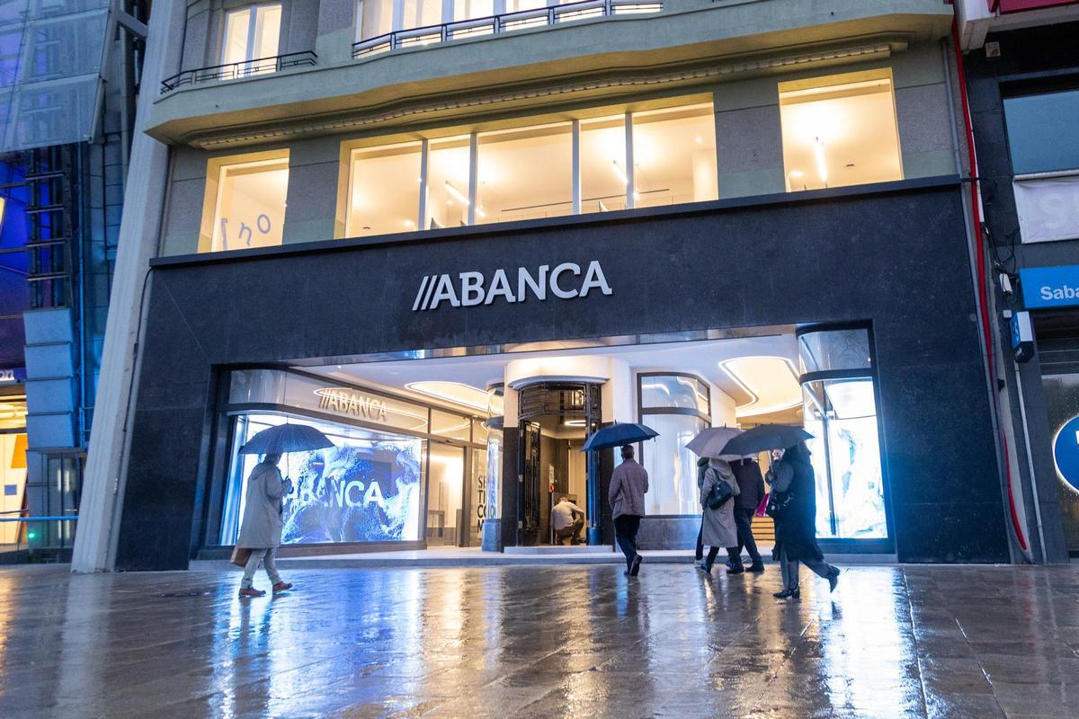 Fachada del antiguo cine Avenida en A Coruña que Amancio Ortega compró en 2005 y vendió dos años después a la antigua Caixa Galicia.