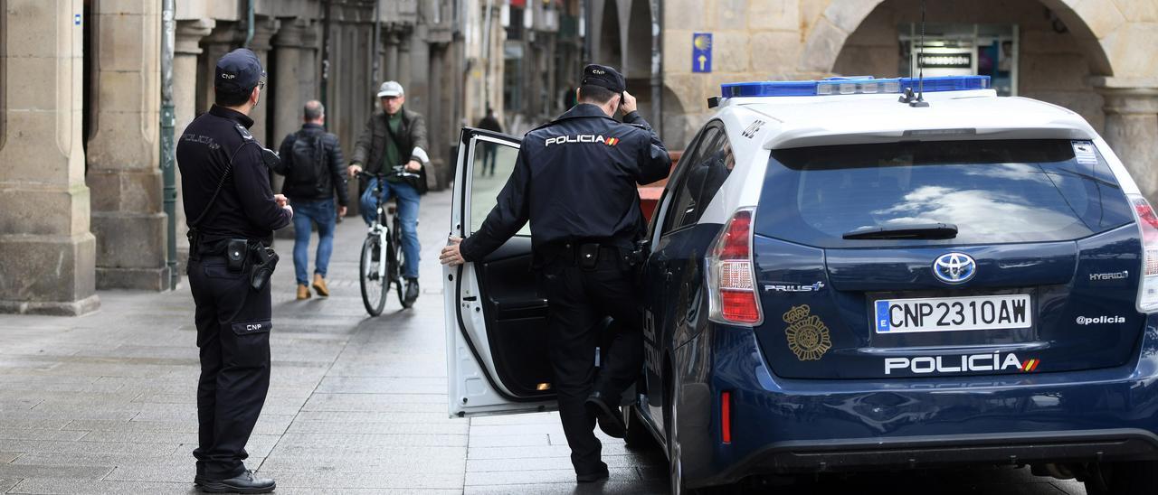 Agentes de la Policía Nacional en las calles de Pontevedra