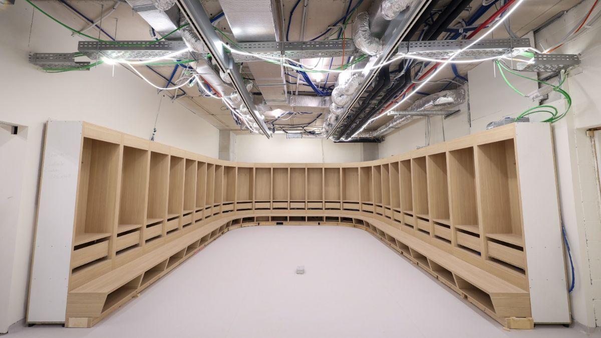 Así está uno de los vestuarios visitantes que será local de forma provisional