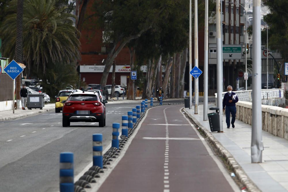 Este lunes ha tenido que reabrirse al tráfico rodado el paseo marítimo Pablo Ruiz Picasso, a pesar de que la pasada semana el Ayuntamiento de Málaga decretaba su cierre durante el tiempo que se mantuviese el estado de alarma.