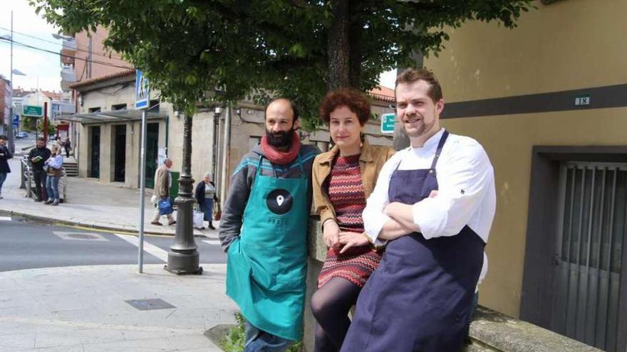 Los promotores Lucas Requejo, Cruz López y Diégo López, ayer junto al mercado de Lalín. // Bernabé/Gutier