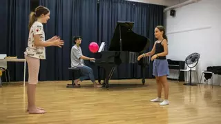 Profesores de la escuela musical Joan Llongueres, que la propiedad cerrará este mes, tratan de salvar el proyecto