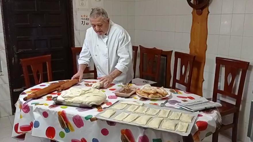 La celebración de San Blas haciendo bollinas al ritmo de "Chalaneru" de un vecino de Riberas