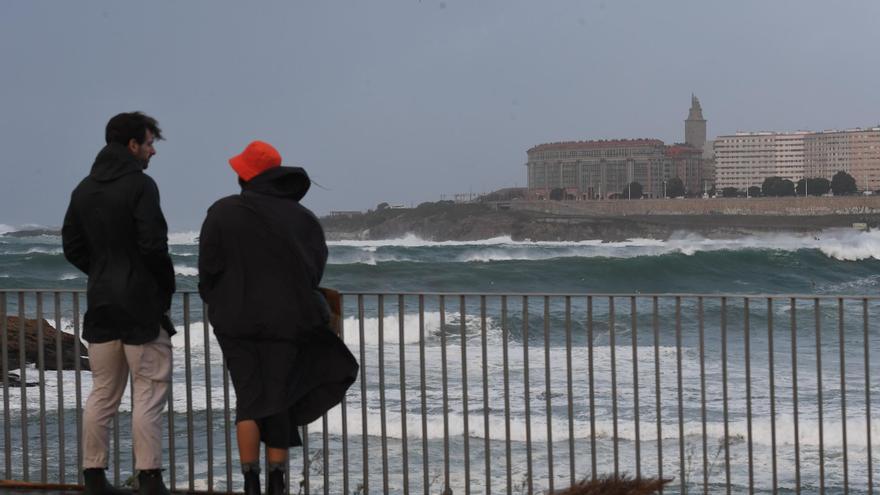 &#039;Domingos&#039; llega a A Coruña con casi 70 incidencias y una ola de 16 metros en punta Langosteira