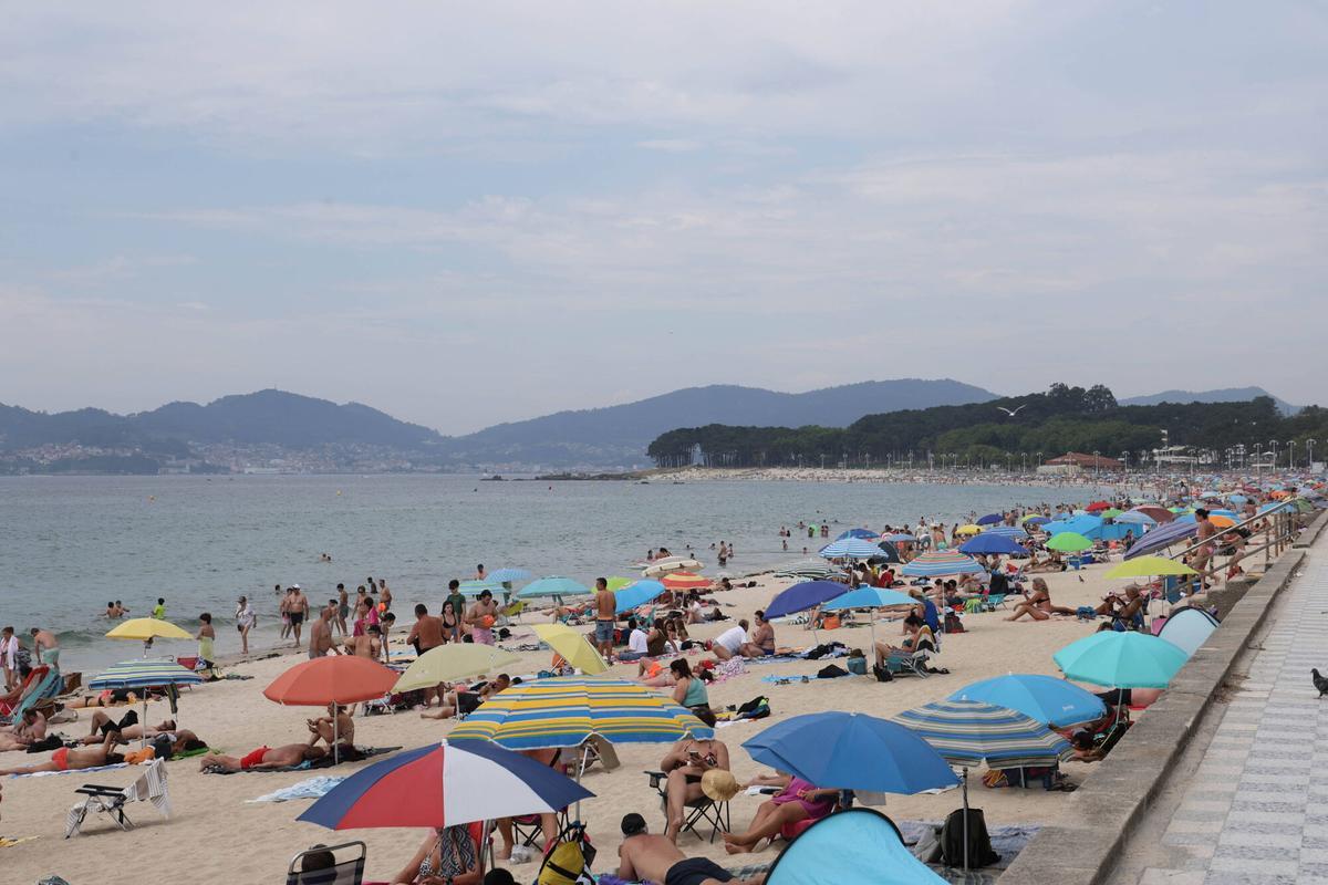 Vigo, Samil. Gente en la playa Vigo, Samil. Gente en la playa