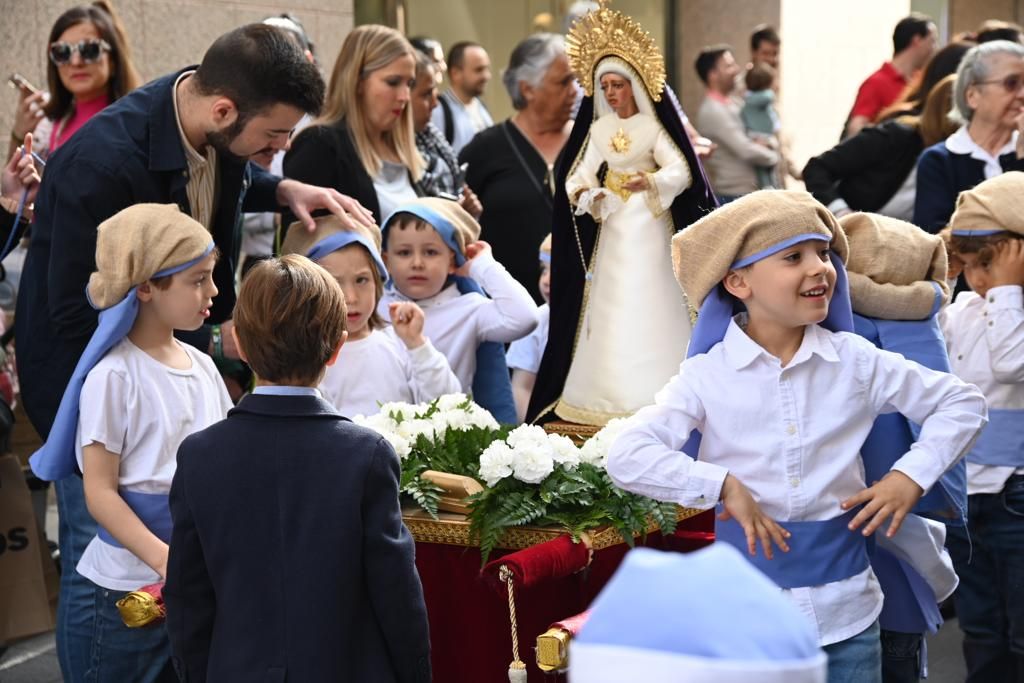 Alumnos del colegio de la Milagrosa durante su desfile por las calles del centro de la ciudad