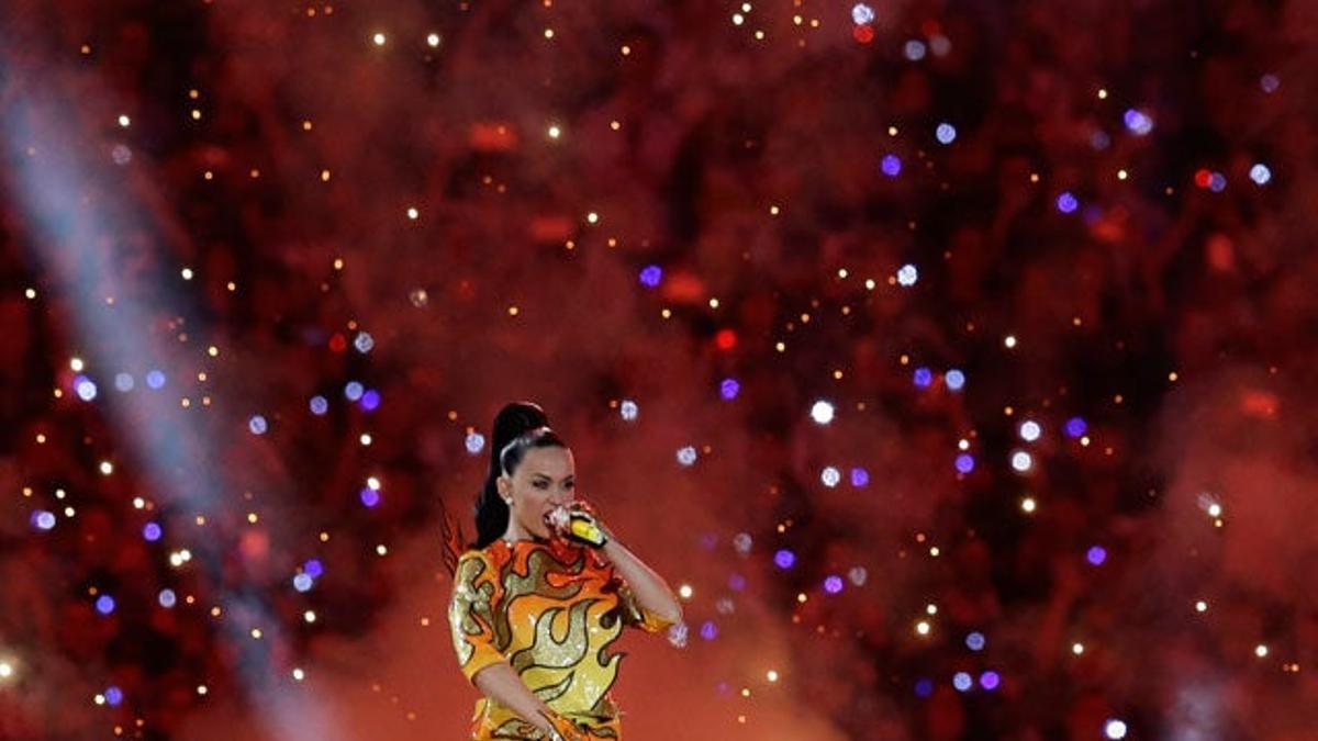 Katy Perry comienza su actuación en la Super Bowl 2015