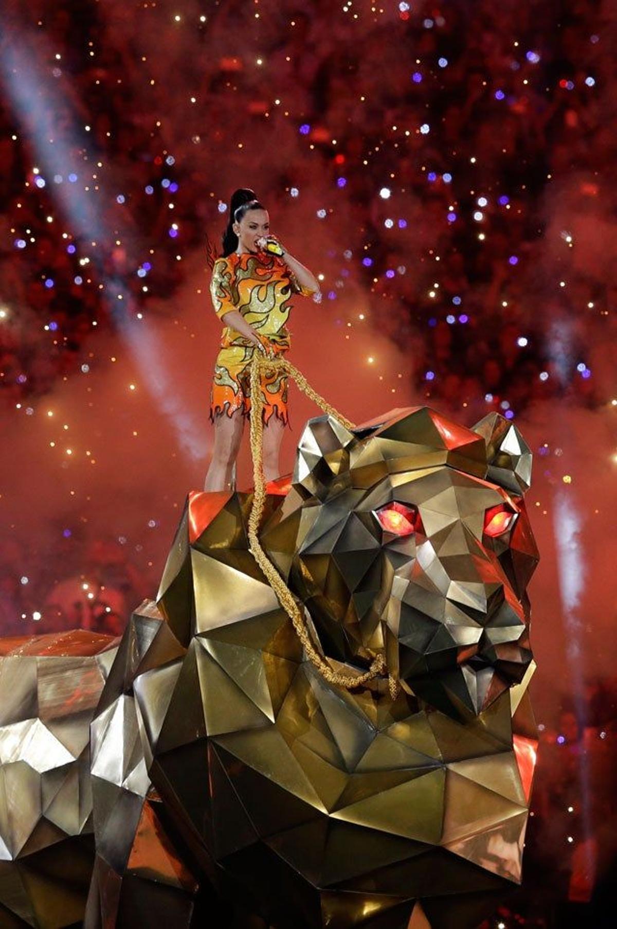Katy Perry comienza su actuación en la Super Bowl 2015