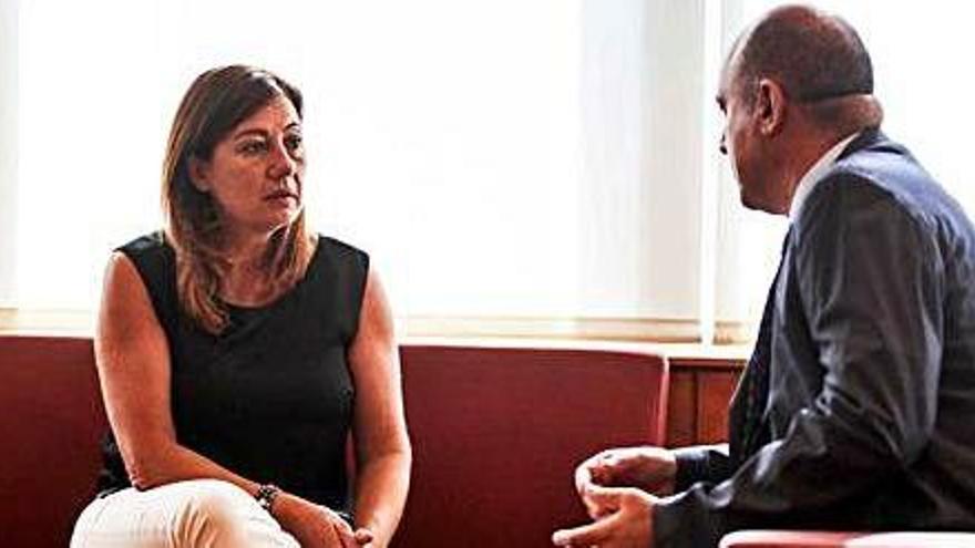 Francina Armengol y Vicent Marí durante la reunión que mantuvieron en la sede del Consell.