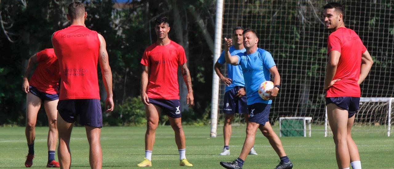 Manuel Mosquera da indicacioens a sus futbolistas en el entrenamiento de este viernes.