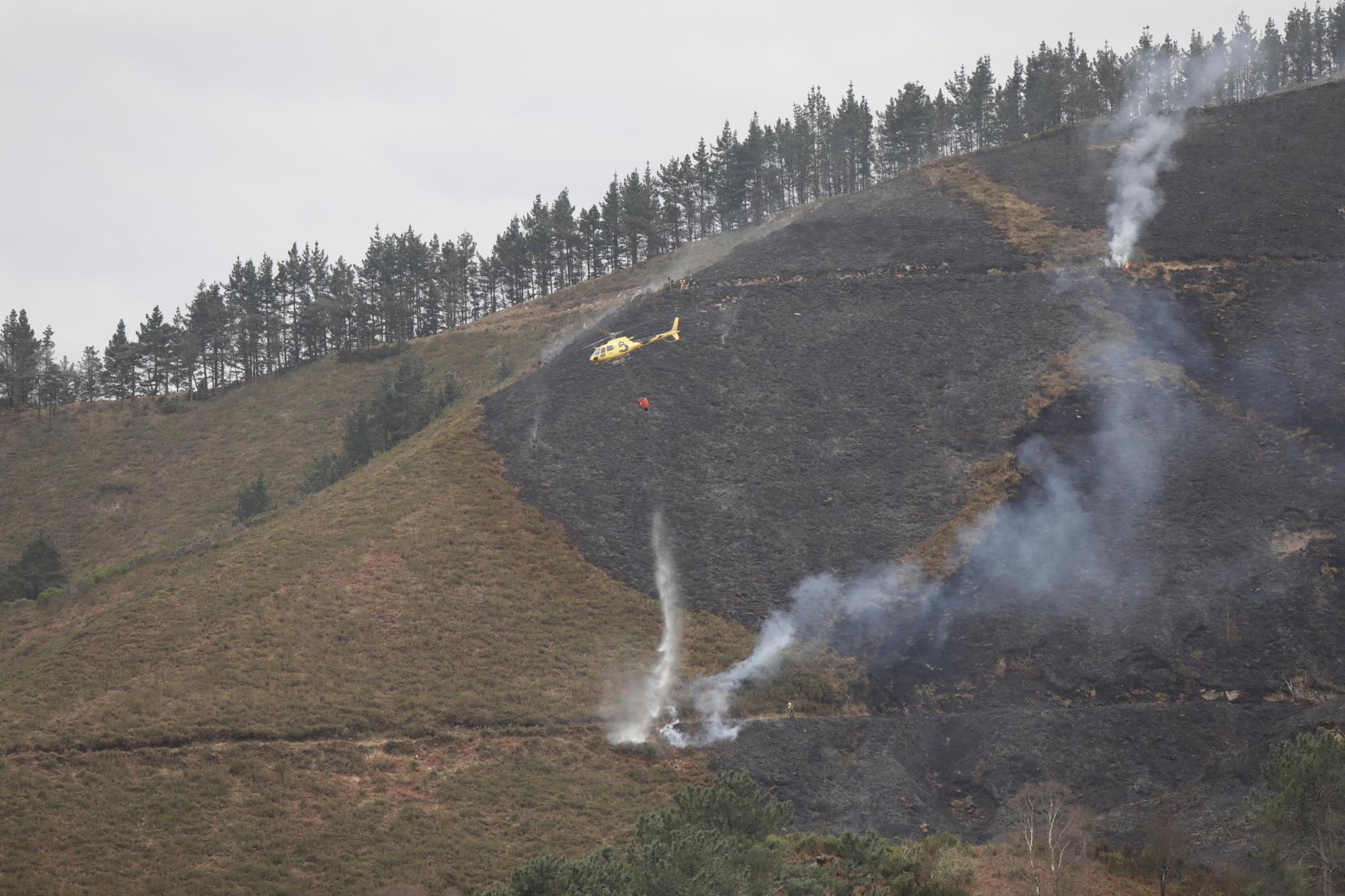 En imágenes: El fuego asedia Asturias, con 51 incendios activos