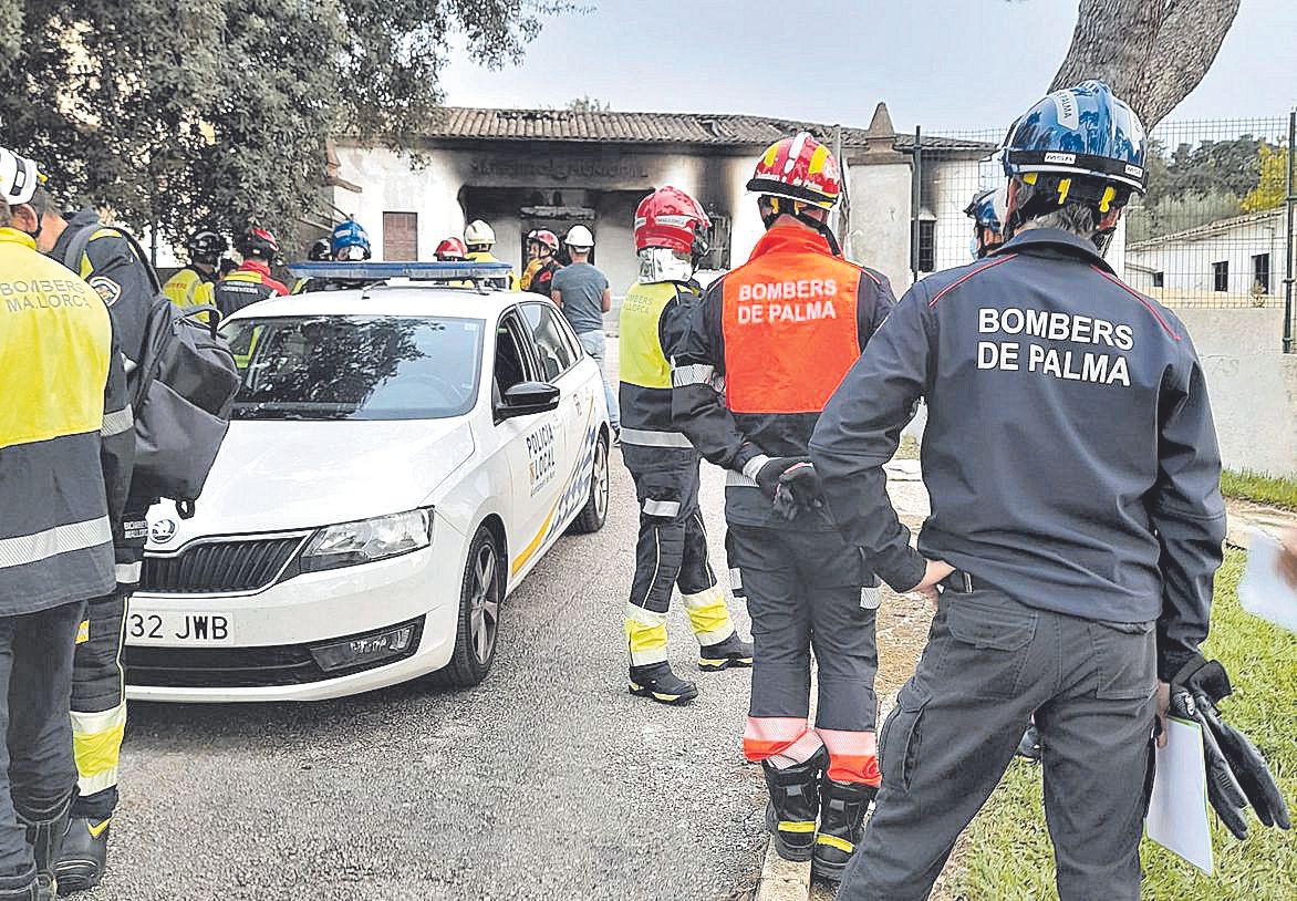 Los bomberos examinaron el interior del antiguo Matadero de Muro.