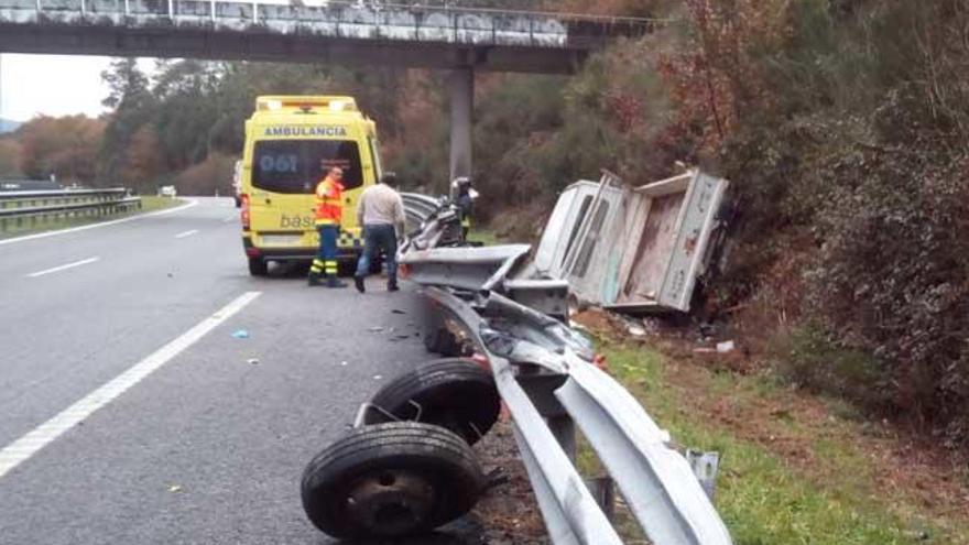 La furgoneta volcada en la A-52 tras el accidente. // FdV