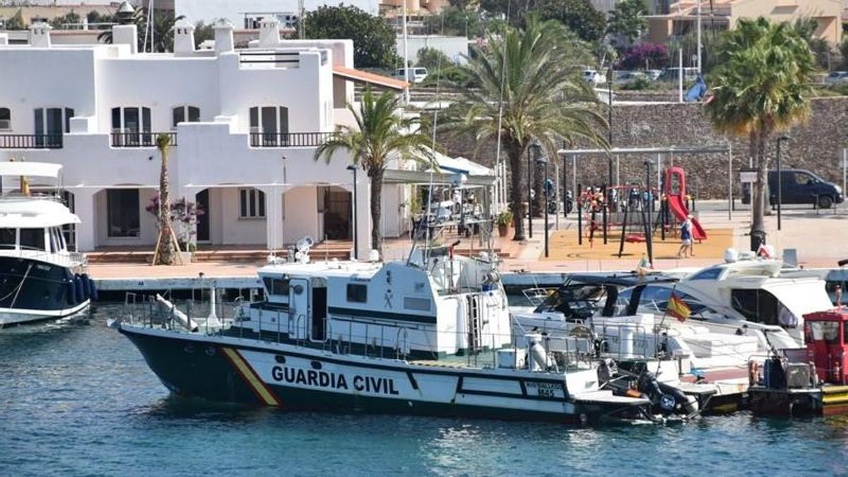 La lancha 'Río Gallego' de la Guardia Civil en el puerto de la Savina, en Formentera, este domingo.
