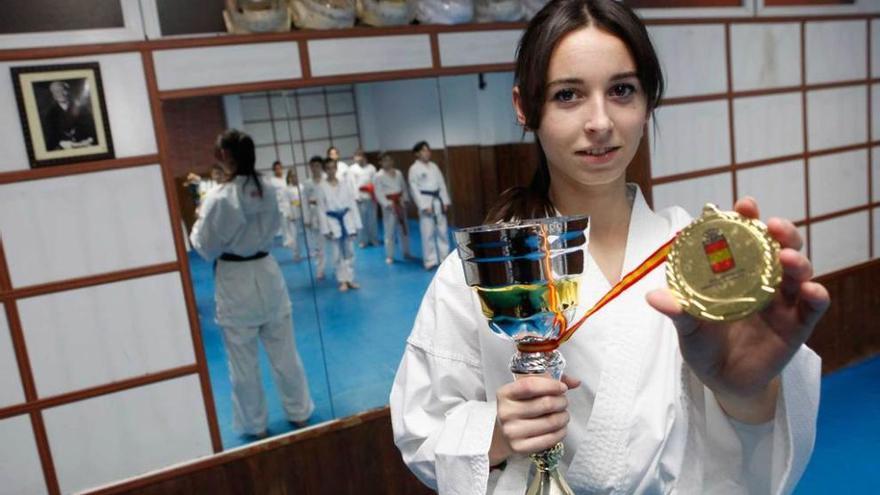 Tania Suárez, con la medalla y la copa de campeona de España.