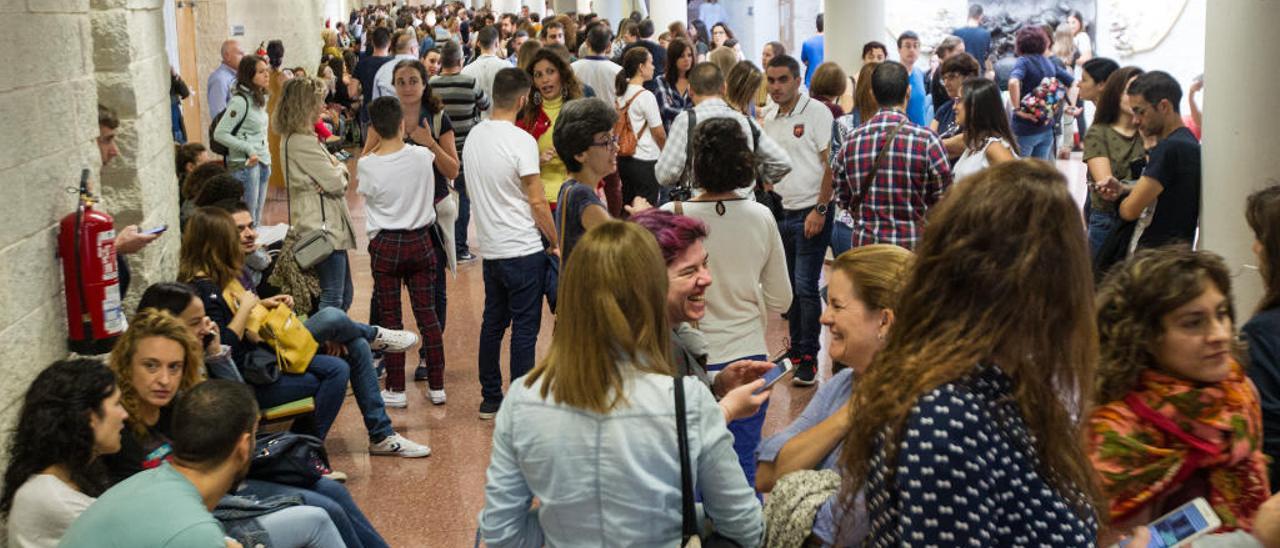 Tres opositores por cada plaza de profesor de valenciano