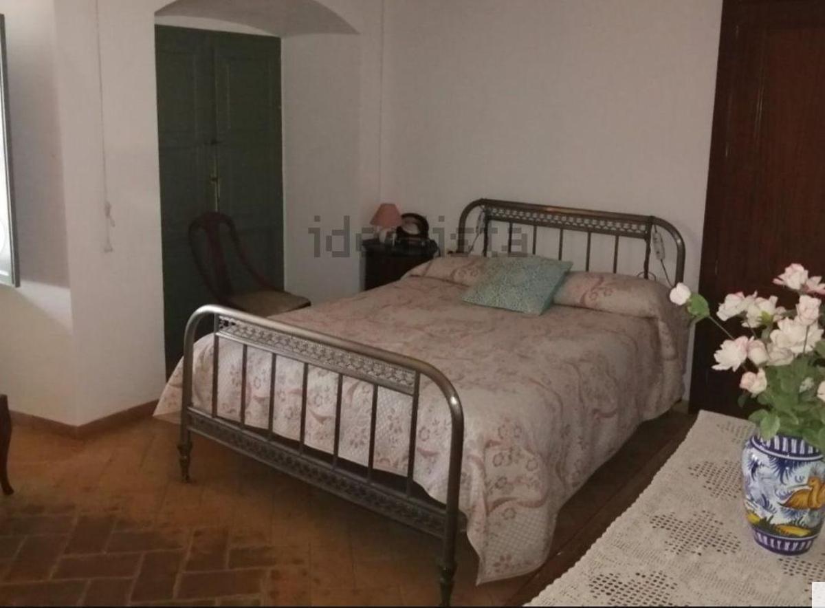 Una de las habitaciones de la vivienda.