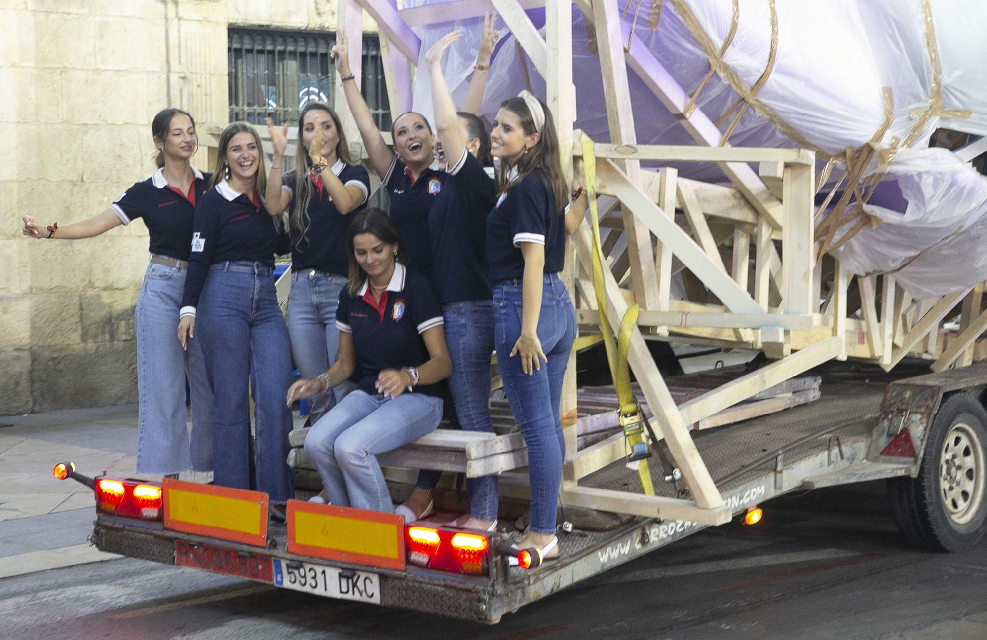 Espadero deposita en la plaza del Ayuntamiento los elementos más voluminosos de la Hoguera Oficial