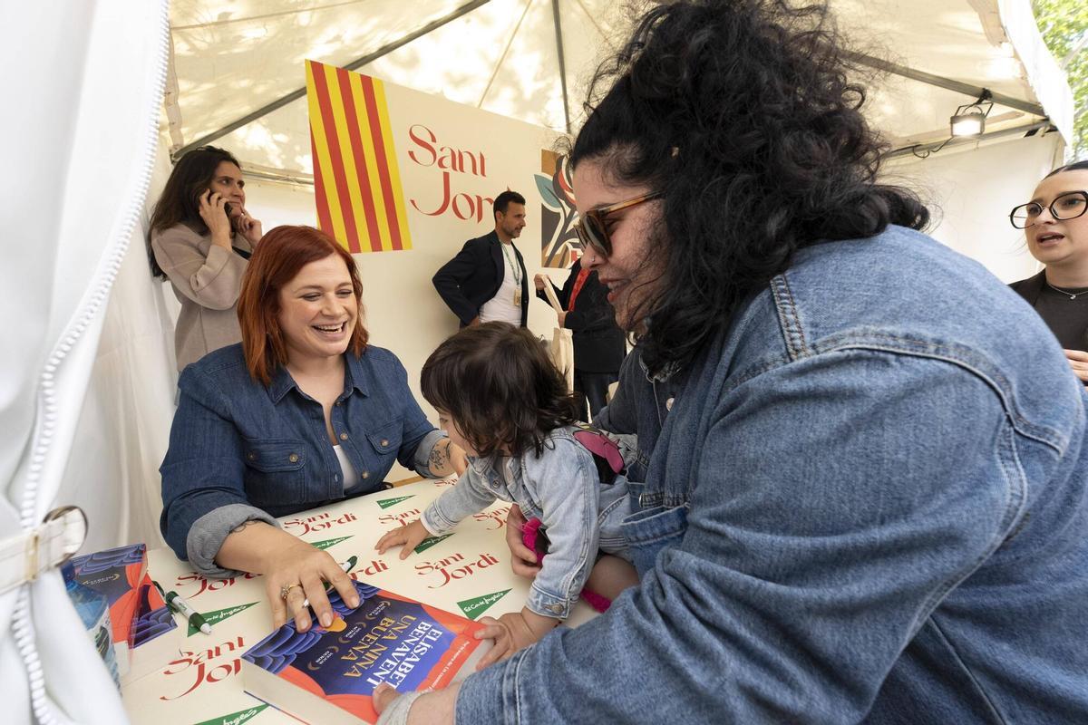Barcelona 23/4/2026 Diada de Sant Jordi Elisabet Benavent firma el libro a Noemí Fotografía de Ferran Nadeu