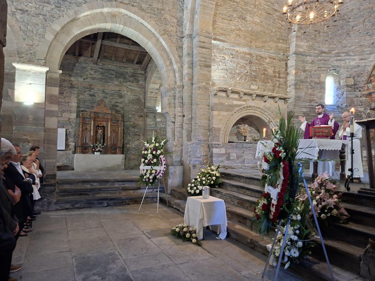 En imágenes: La iglesia de Santa María, en Villanueva, se llena para dar el último adiós a Enrique López En imágenes: La iglesia de Santa María, en Villanueva, se llena para dar el último adiós a Enrique López