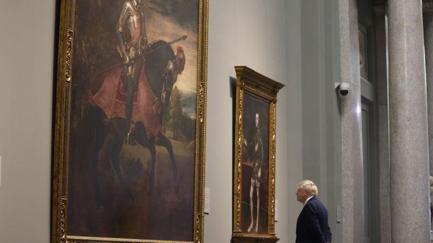 El ex primer ministro británico Boris Johnson observa el &#039;Felipe II&#039; de Tiziano, situado al lado del &#039;Carlos V en la Batalla de Mühlberg&#039;.