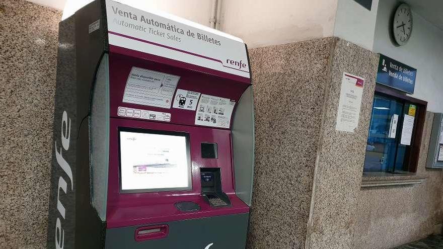 La máquina de venta de billetes instalada ayer en Redondela, y al fondo, las taquillas. // Marta G. Brea