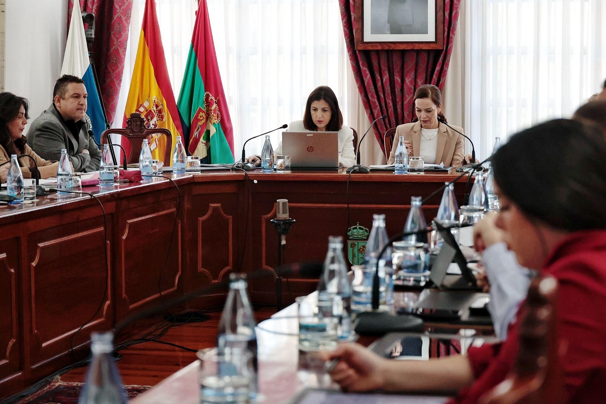 Pleno para destituir a Más por Arona e incorporar a Vox al gobierno municipal