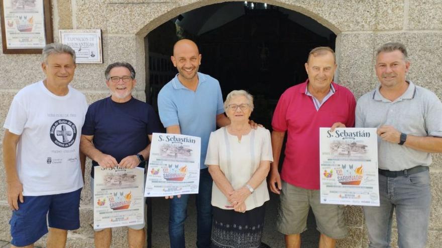 El alcalde, Alejandro Lorenzo, con la comisión de fiestas.