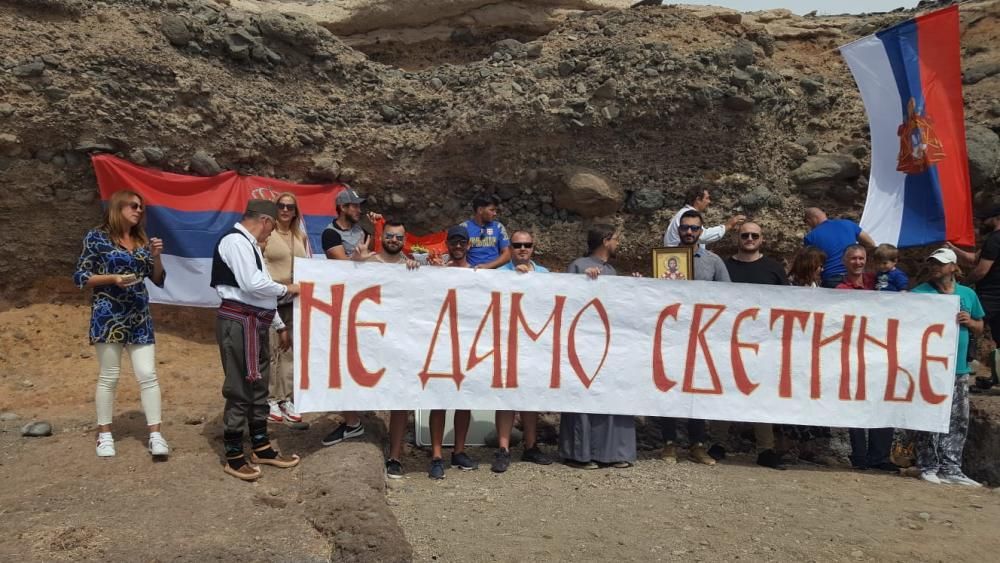 Misa serbia en una playa del Sur de Gran Canaria