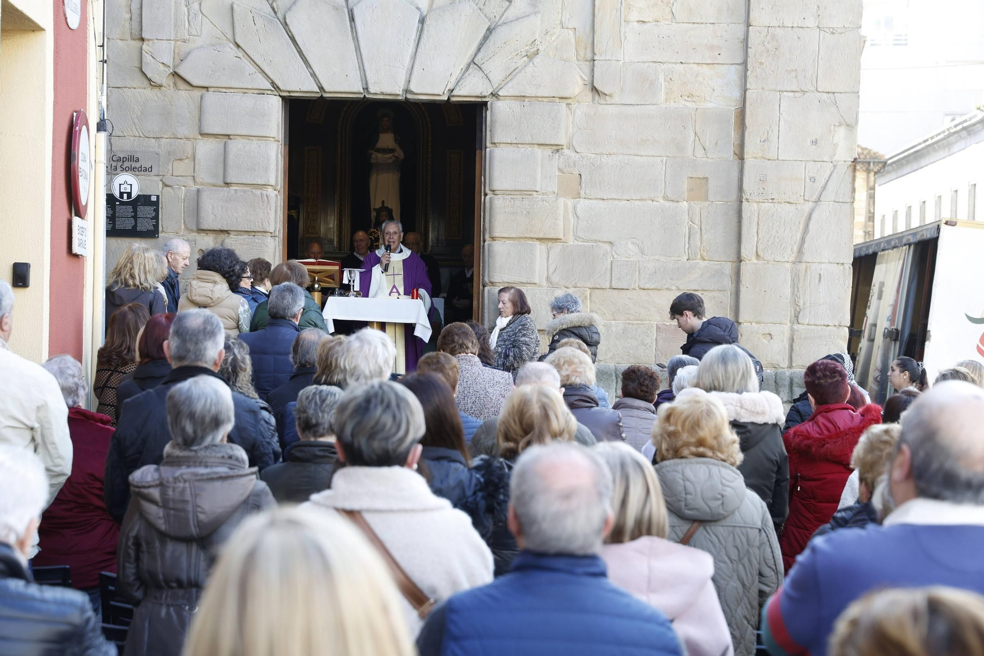 Devoción por el Cristo Redentor en la capilla de La Soledad de Cimavilla (en imágenes)