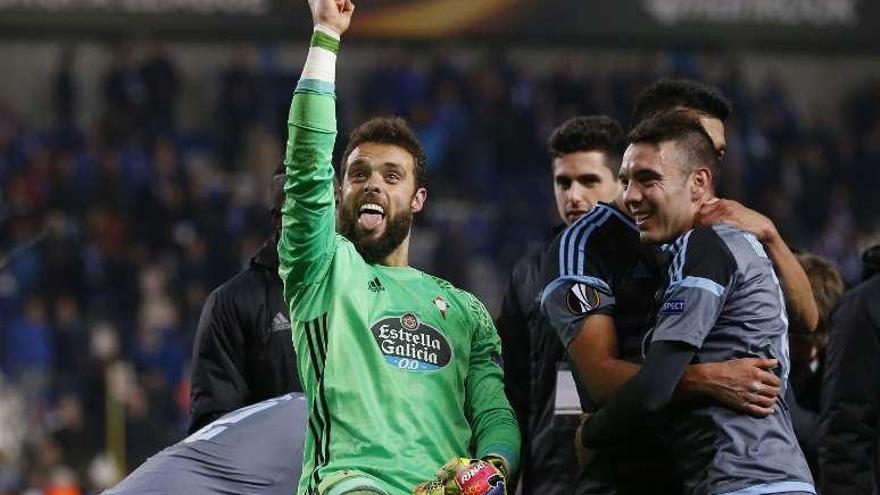 Sergio celebra el pase con la afición. // François Lenoir