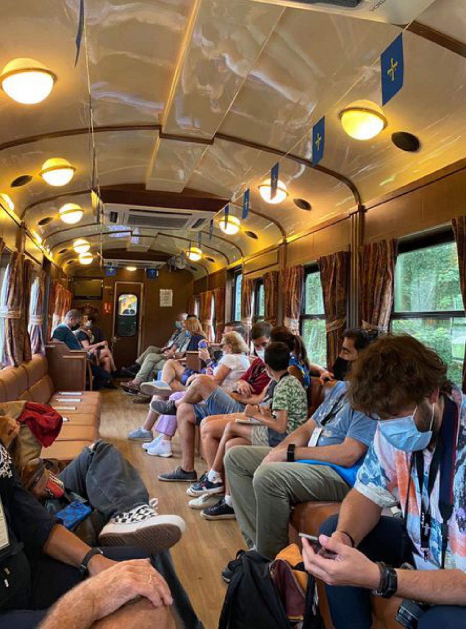 Pasajeros ayer en el tren fluvial. | JAVIER  SÁMANO