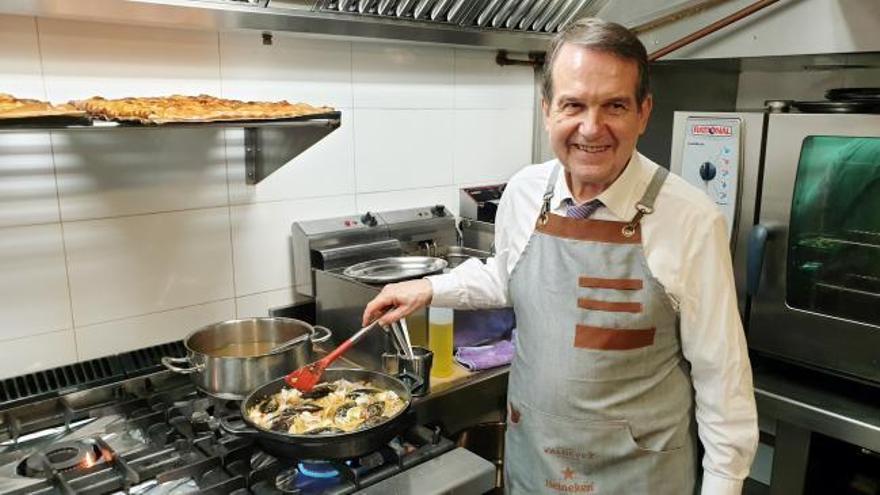 Abel Caballero, el "MasterChef" de la fideuá