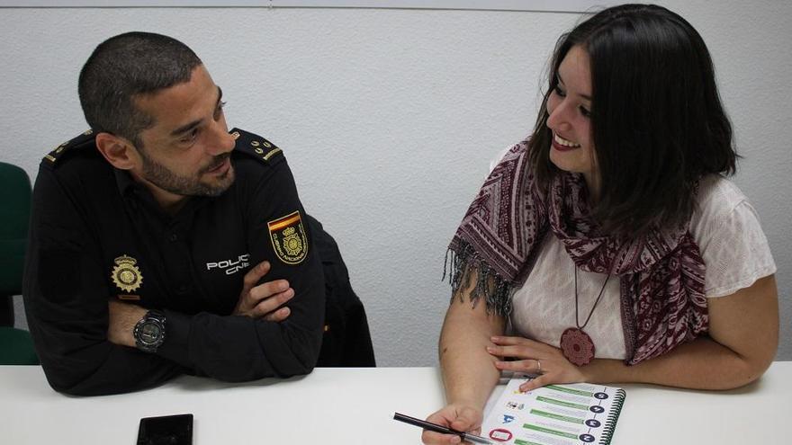 El inspector de Policía Nacional y la psicóloga de Plena Inclusión recibieron a LA OPINIÓN.