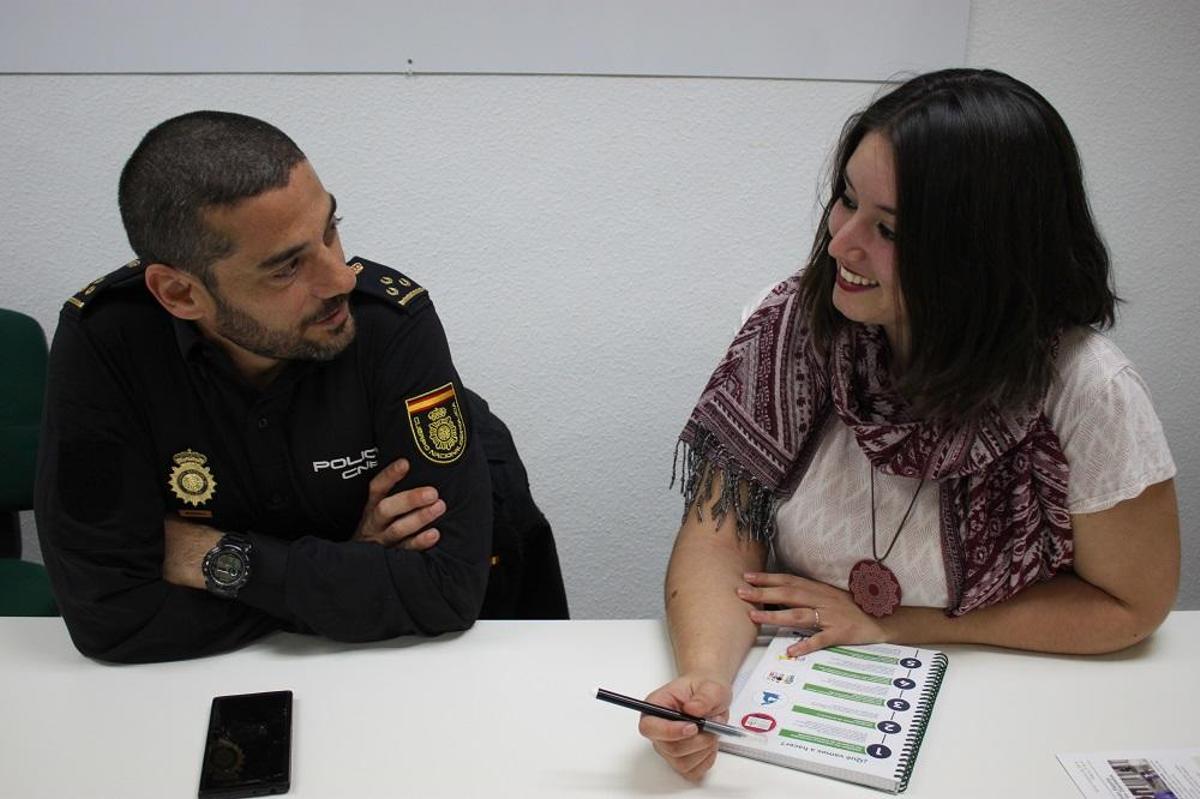 El inspector de Policía Nacional y la psicóloga de Plena Inclusión recibieron a LA OPINIÓN.