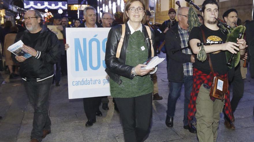 Carme Adán repartiendo propaganda anoche en Vigo.  // R. Grobas