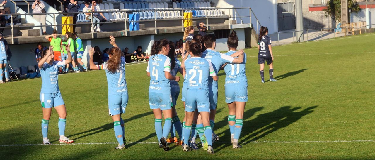 Jugadoras del Viajes InterRías celebran un tanto en San Pedro durante un paertido de liga.