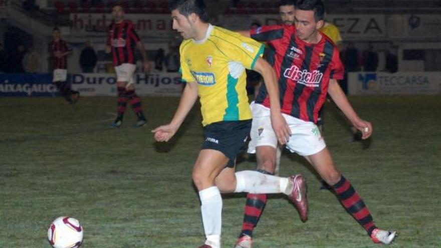 Iván intenta frenar el avance de un rival, ayer, durante el partido disputado en el Cortizo. // Bernabé/Javier Lalín