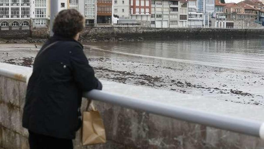 La procesión de La Venia de Luanco, solo el sonido de una sirena