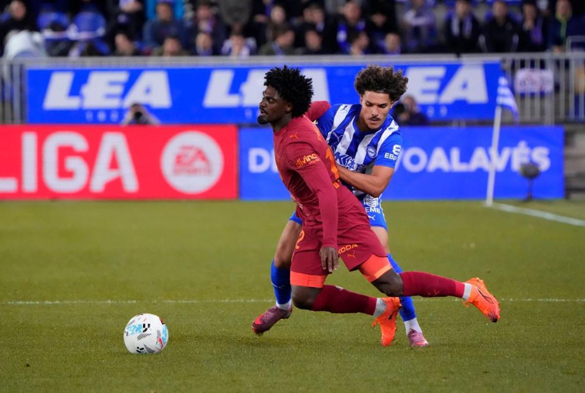 VITORIA, 20/10/2025.- El lateral del Valencia Thierry Correia (i) cae ante Youssef EnrÃ­quez, del AlavÃ©s, durante el partido de LaLiga de fÃºtbol que Deportivo AlavÃ©s y Valencia CF disputan este lunes en el estadio de Mendizorrotza, en Vitoria. EFE/AdriÃ¡n Ruiz Hierro