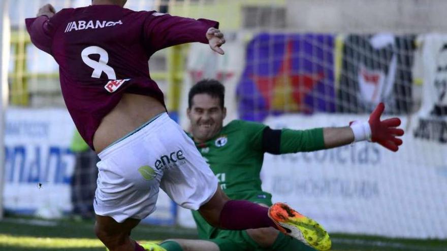 Abel Suárez, en un mano a mano con el portero que no concretó en gol. // Área 11