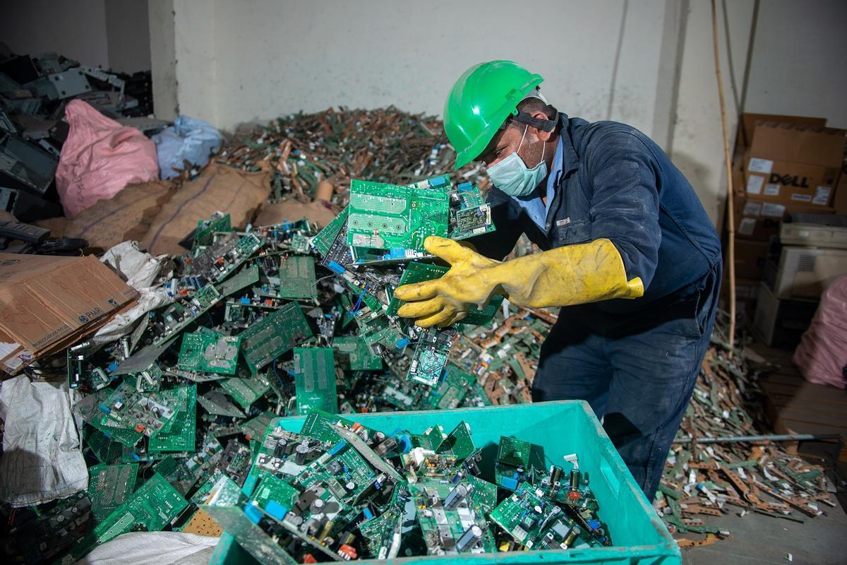 Un taller de reciclaje de residuos electrónicos